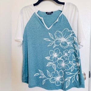 NWOT BloomChic Teal and White Floral Short Sleeve Top, 10🦋